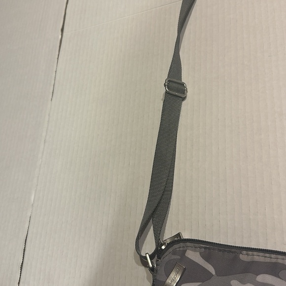 Baggallini light grey camouflage travel bag w multiple zippers pockets & strap - Picture 6 of 11